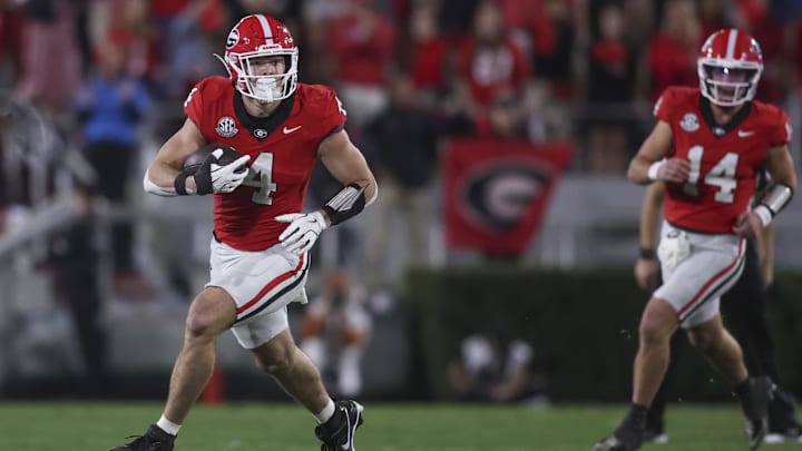Georgia Bulldogs tight end Oscar Delp (4) runs the ball in the first half agains the Texas Longhorns at Sanford Stadium in the 2025 season.