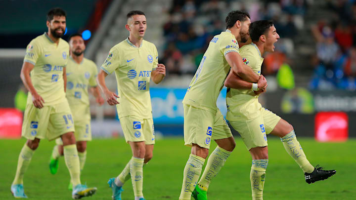 Jugadores del América celebran el gol de Alejandro Zendejas.
