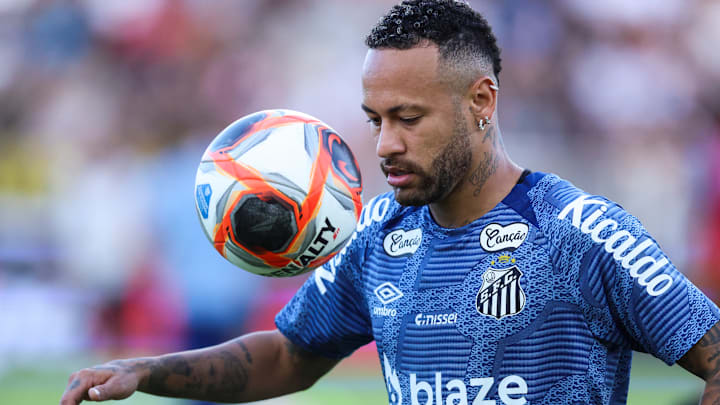 Astro tem contrato com o Santos até o meio do ano