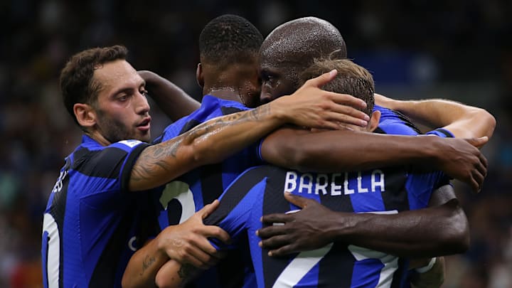 Calhanoglu e Lukaku in un abbraccio di gruppo 