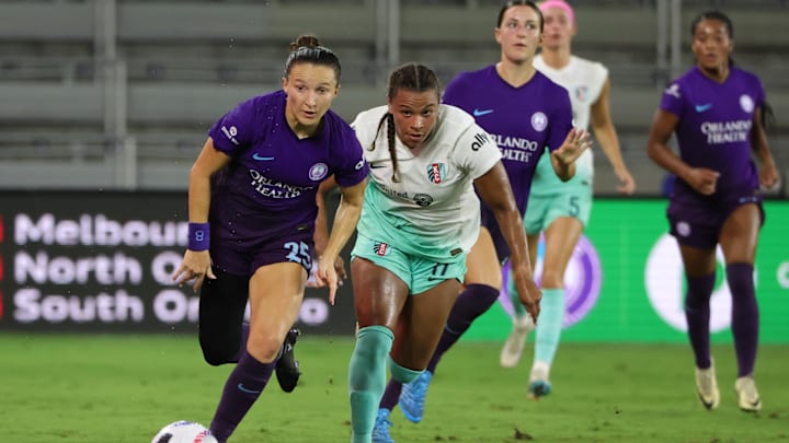 Orlando Pride defender Kerry Abello (25)  dribbles the ball during the second halfagainst the Kansas City Current at Inter&Co Stadium 