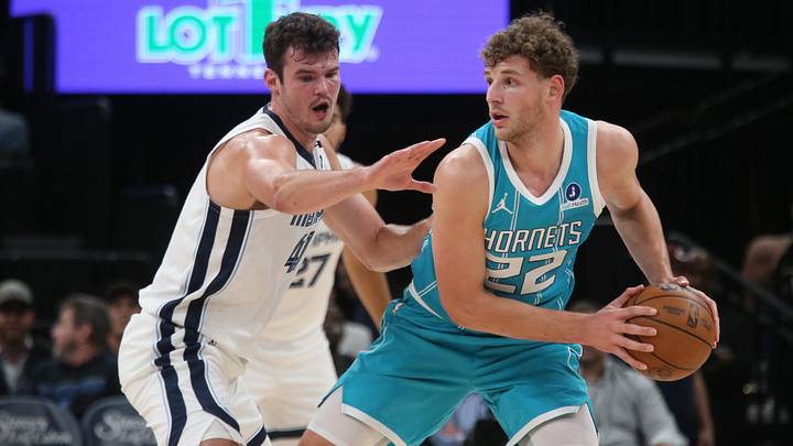 Former Husky Hannes Steinbach (22) looks to pass during a Charlotte Hornets exhibition game. 