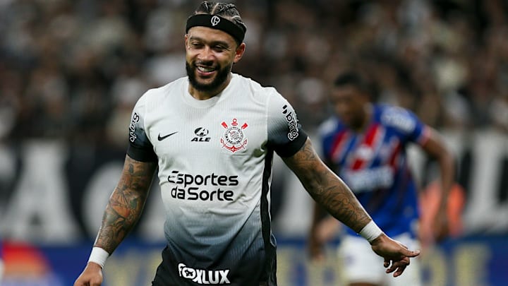 Depay, com dois gols, foi destaque da noite Depay, com dois gols, foi destaque da noite