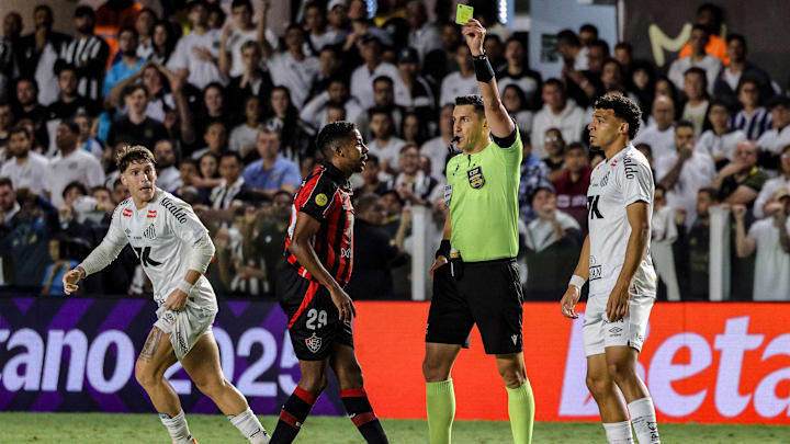 CBF divulga áudio do VAR sobre lances polêmicos entre Santos x Vitória