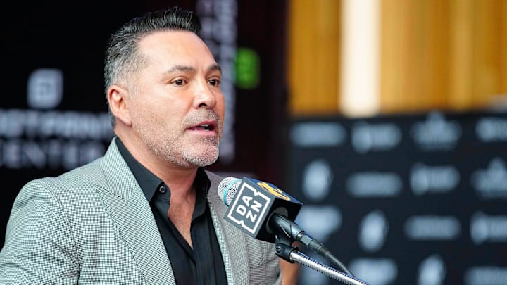 Jan. 25, 2024; Phoenix, Ariz; USA; Oscar De La Hoya speaks about boxer Jamie Munguia (center) about the Munguia v Ryder main event during a press conference for Golden Boy boxing event. Jan. 25, 2024; Phoenix, Ariz; USA; Oscar De La Hoya speaks about boxer Jamie Munguia (center) about the Munguia v Ryder main event during a press conference for Golden Boy boxing event.