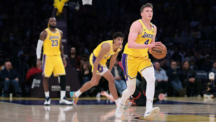 Dalton Knecht está teniendo una buena temporada de novato con los Lakers, y ahora regresó a dicho club para compartir vestuario con Luka Doncic, entre otros