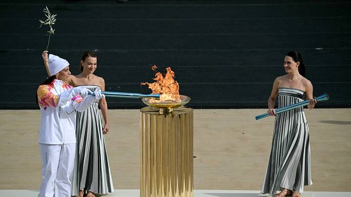 La waterpolista griega Eleni Xenaki (I) junto a la actriz griega Mary Mina (D), en su rol de sacerdotisa, en el encendido de la antorcha. La waterpolista griega Eleni Xenaki (I) junto a la actriz griega Mary Mina (D), en su rol de sacerdotisa, en el encendido de la antorcha.