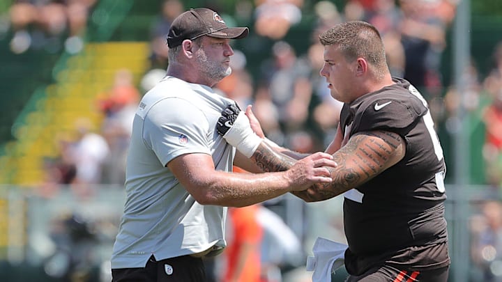 Cleveland Browns assistant offensive line coach Scott Peters works with center Ethan Pocic during training camp on Friday, Aug. 5, 2022 in Berea.