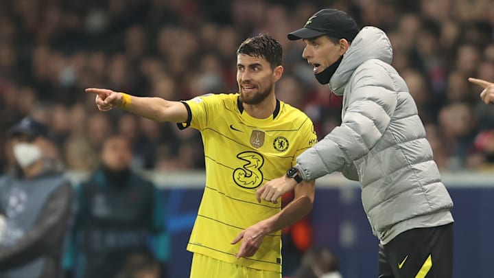 Ítalo-brasileiro Jorginho cometeu pênalti, mas depois se redimiu e clube inglês segue na luta pelo bicampeonato