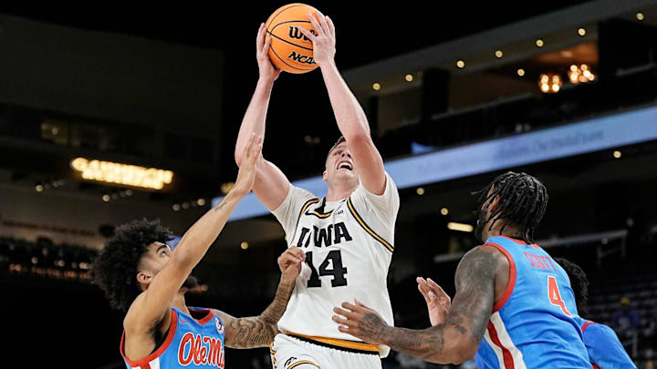 Iowa Hawkeyes guard Bennett Stirtz (14)