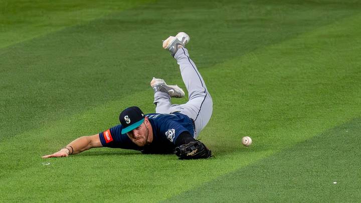 Jul 27, 2026; Arlington, Texas, USA; Seattle Mariners right fielder Luke Raley (20) attempts to catch a batted ball by the Texas Rangers during the sixth inning at Globe Life Field. Mandatory Credit: Raymond Carlin III-Imagn Images Jul 27, 2026; Arlington, Texas, USA; Seattle Mariners right fielder Luke Raley (20) attempts to catch a batted ball by the Texas Rangers during the sixth inning at Globe Life Field. Mandatory Credit: Raymond Carlin III-Imagn Images