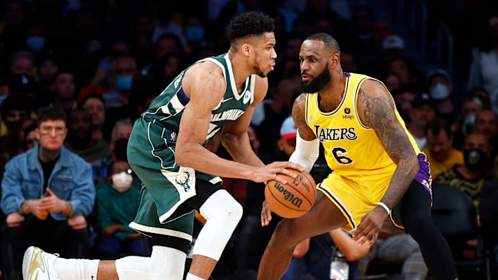 Giannis Antetokounmpo y LeBron James son las estrellas actuales de los Bucks y Lakers, respectivamente