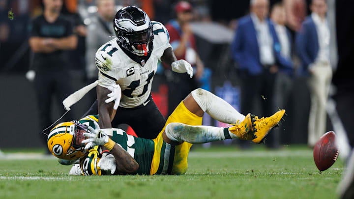 Varios jugadores de los Green Bay Packers y Philadelphia Eagles cayeron al suelo por el estado del césped del estadio brasileño