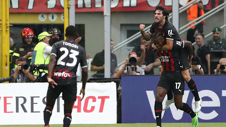 Il Milan esulta dopo il gol di Leao