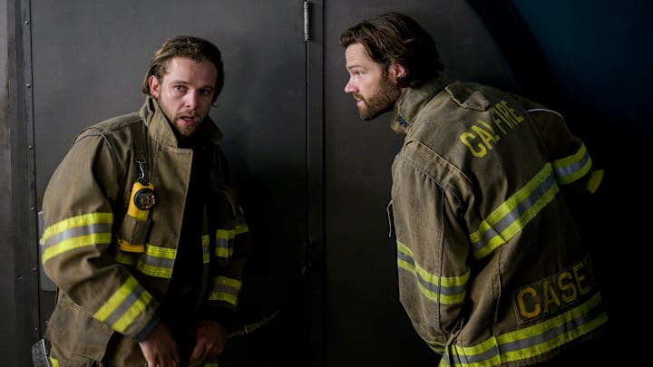 “False Alarm” – Station 42 responds to a false alarm call that escalates into a dangerous hostage situation, on FIRE COUNTRY, Friday, Dec. 6 (9:00-10:00 PM, ET/PT) on the CBS Television Network, and streaming on Paramount+ (live and on-demand for Paramount+ with SHOWTIME subscribers, or on-demand for Paramount+ Essential subscribers the day after the episode airs)*. Jared Padalecki guest stars as Camden, a SoCal firefighter who immediately recognizes Bode’s raw talent. Pictured (L-R): Max