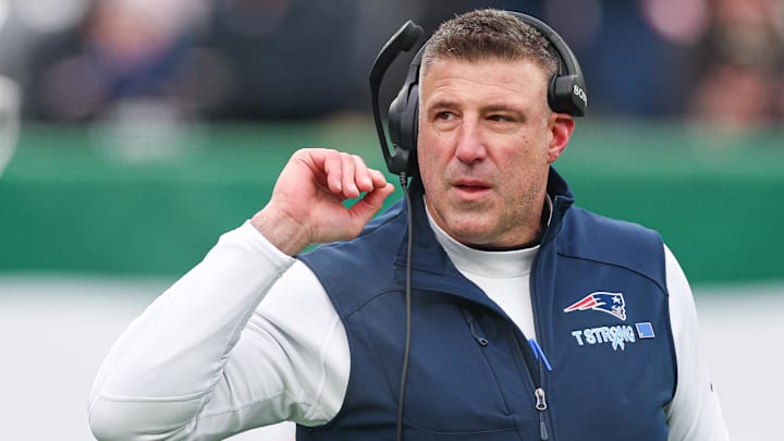 Dec 28, 2025; East Rutherford, New Jersey, USA; New England Patriots head coach Mike Vrabel looks on during the first half against the New York Jets at MetLife Stadium. Mandatory Credit: Vincent Carchietta-Imagn Images Dec 28, 2025; East Rutherford, New Jersey, USA; New England Patriots head coach Mike Vrabel looks on during the first half against the New York Jets at MetLife Stadium. Mandatory Credit: Vincent Carchietta-Imagn Images