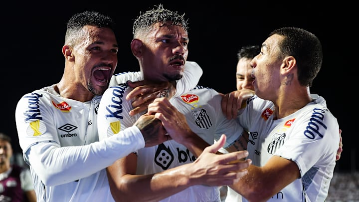 Santos faz sua estreia na Vila Belmiro no Brasileirão hoje