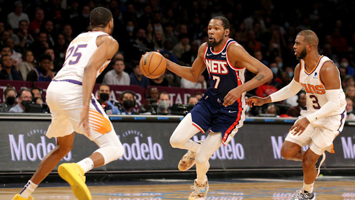 Kevin Durant (7) drives to the basket.