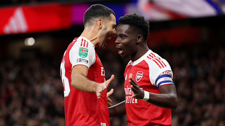 Mikel Merino (izquierda) y Bukayo Saka celebraron la victoria del Arsenal en la Copa Carabao