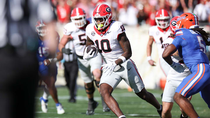 Nov 1, 2025; Jacksonville, Florida, USA; Georgia Bulldogs tight end Elyiss Williams (10) runs with the ball in the first quarter against the Florida Gators at EverBank Stadium. Mandatory Credit: Matt Pendleton-Imagn Images