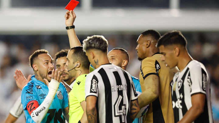 Neymar foi expulso no segundo tempo da partida contra o Botafogo