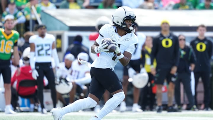 Elite dangerous: Dante Moore runs for daylight in the Oregon Spring Game.