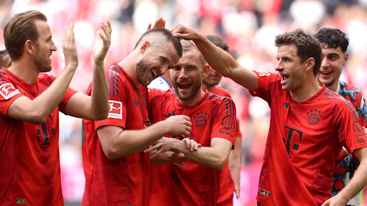 Die Spieler des FC Bayern feiern den Treffer von Eric Dier (zweiter von links), der aufgrund der vielen Ausfälle gesetzt ist.