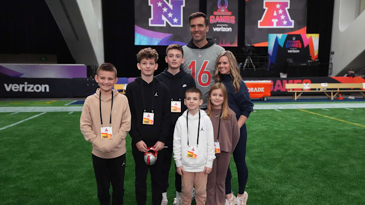Feb 2, 2026; San Francisco, CA, USA; Cincinnati Bengals quarterback Joe Flacco poses with wife Dana Grady and children Stephen Flacco, Daniel Flacco, Francis Flacco, Evelyn Flacco and Thomas Flacco during AFC practice at the NFL Flag Fieldhouse at Moscone Center South Building. Mandatory Credit: Kirby Lee-Imagn Images Feb 2, 2026; San Francisco, CA, USA; Cincinnati Bengals quarterback Joe Flacco poses with wife Dana Grady and children Stephen Flacco, Daniel Flacco, Francis Flacco, Evelyn Flacco and Thomas Flacco during AFC practice at the NFL Flag Fieldhouse at Moscone Center South Building. Mandatory Credit: Kirby Lee-Imagn Images