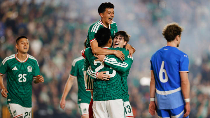 Los jugadores de Chivas, Richard Ledezma, Armando González y Efraín Álvarez, festejan un gol
