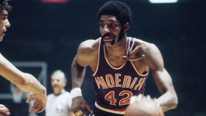 Nov 16, 1971; New York, NY, USA; FILE PHOTO; Phoenix Suns center Connie Hawkins (42) in action.