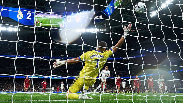 El Real Madrid recupera la sonrisa y a base de golazos derrota 4-1 al Sevilla en el Estadio Santiago Bernabéu El Real Madrid recupera la sonrisa y a base de golazos derrota 4-1 al Sevilla en el Estadio Santiago Bernabéu
