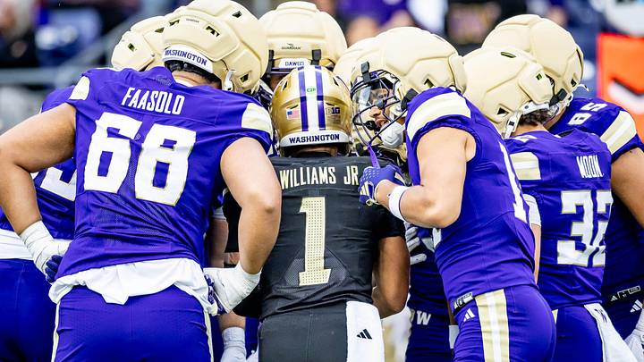 The Huskies crowd around Demond Williams Jr. as he calls a Spring Game play. The Huskies crowd around Demond Williams Jr. as he calls a Spring Game play.