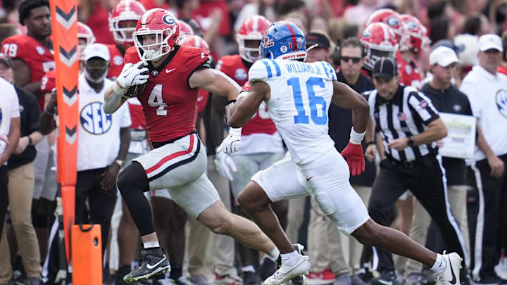 Georgia tight end Oscar Delp runs the ball against Mississippi safety Wydett Williams Jr.