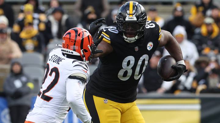Nov 16, 2025; Pittsburgh, Pennsylvania, USA; Pittsburgh Steelers tight end Darnell Washington (80) runs after a catch as Cincinnati Bengals safety Geno Stone (22) defends during the third quarter at Acrisure Stadium. Mandatory Credit: Charles LeClaire-Imagn Images Nov 16, 2025; Pittsburgh, Pennsylvania, USA; Pittsburgh Steelers tight end Darnell Washington (80) runs after a catch as Cincinnati Bengals safety Geno Stone (22) defends during the third quarter at Acrisure Stadium. Mandatory Credit: Charles LeClaire-Imagn Images