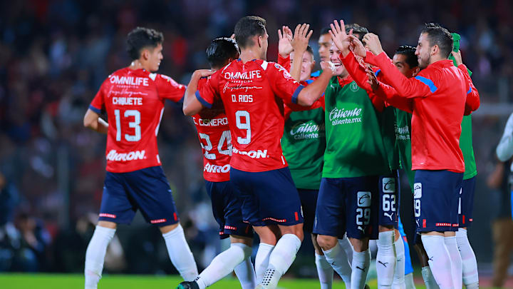 Jugadores de Chivas celebran un gol.