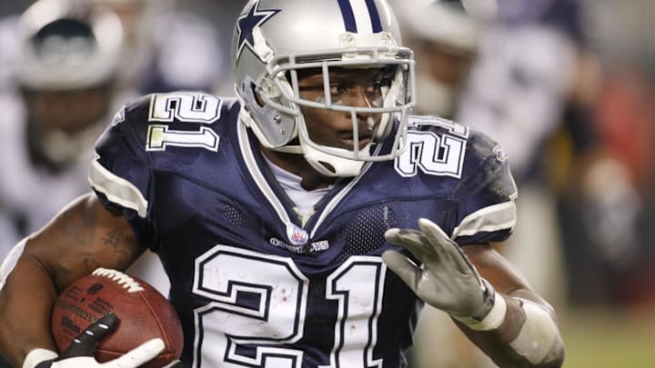 Nov 04, 2007; Philadelphia, PA, USA; Dallas Cowboys running back Julius Jones (21) carries the ball during the third quarter against the Philadelphia Eagles at Lincoln Financial Field in Philadelphia, PA. The Cowboys defeated the Eagles 38-17. Nov 04, 2007; Philadelphia, PA, USA; Dallas Cowboys running back Julius Jones (21) carries the ball during the third quarter against the Philadelphia Eagles at Lincoln Financial Field in Philadelphia, PA. The Cowboys defeated the Eagles 38-17.