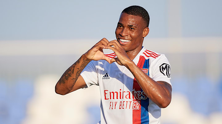 O volante deixou o Peixe em 2019 para assinar com o Lyon, da França