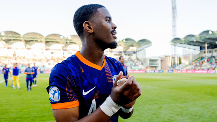 Jorrel Hato é o novo reforço do Chelsea para a temporada 2025/26