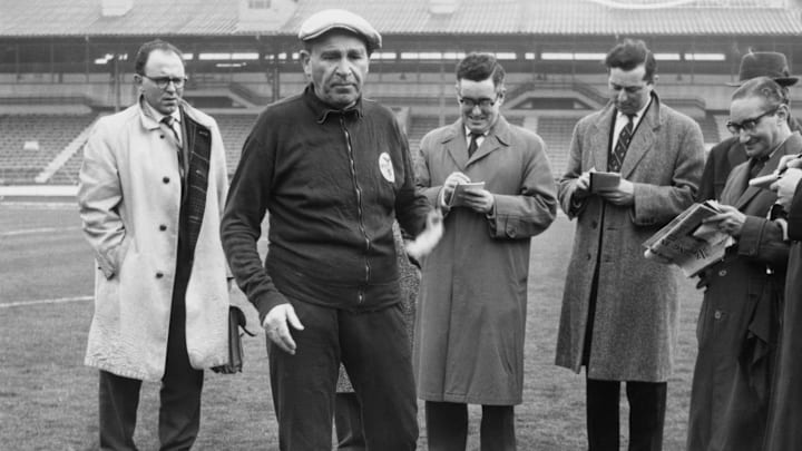 Béla Guttmann, entrenador que le dio dos Champions seguidas al Benfica