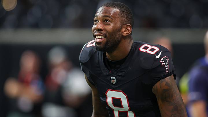 Oct 3, 2024; Atlanta, Georgia, USA; Atlanta Falcons tight end Kyle Pitts (8) prepares for a game against the Tampa Bay Buccaneers at Mercedes-Benz Stadium. Mandatory Credit: Brett Davis-Imagn Images
