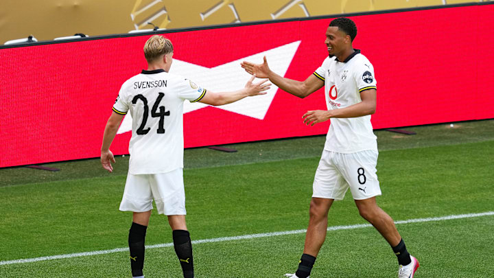 Felix Nmecha (r.) weckt Begehrlichkeiten auf der Insel