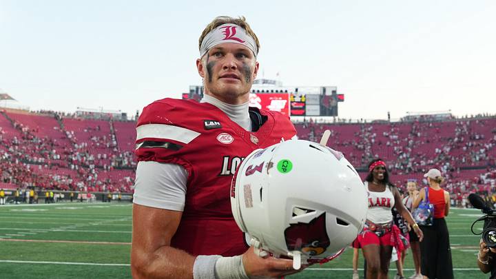 Sep 19, 2026; Louisville, Kentucky, USA; Louisville Cardinals quarterback Lincoln Kienholz (3) looks on after the win against the Southern Methodist Mustangs at L&N Federal Credit Union Stadium. Mandatory Credit: Chris Carter-Imagn Images Sep 19, 2026; Louisville, Kentucky, USA; Louisville Cardinals quarterback Lincoln Kienholz (3) looks on after the win against the Southern Methodist Mustangs at L&N Federal Credit Union Stadium. Mandatory Credit: Chris Carter-Imagn Images