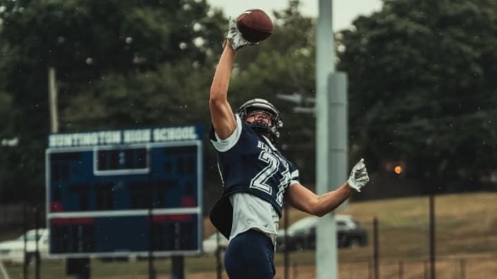 Jack Kamenstein competes for the Huntington Blue Devils football team during the 2025 season. 