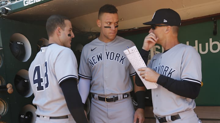 Dillon Lawson conversando con Anthony Rizzo y Aaron Judge