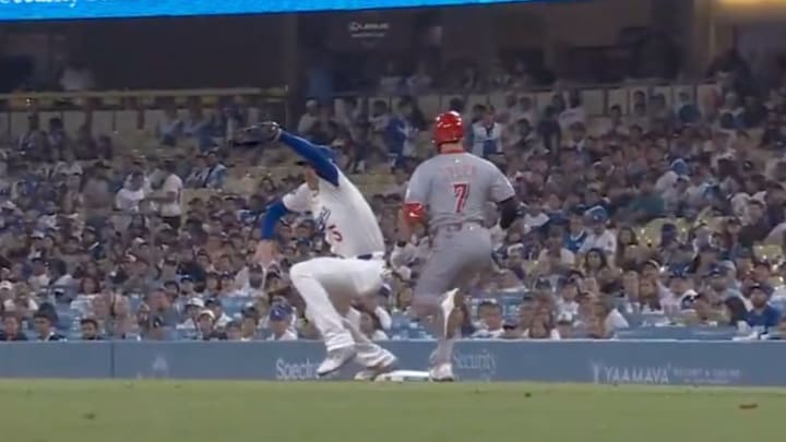 Freddie Freeman made a great play scooping a throw in the dirt against the Reds. 