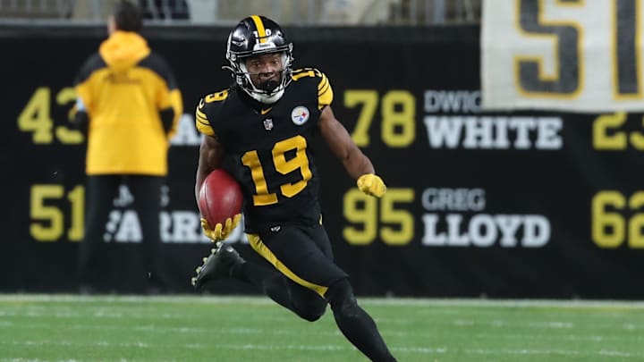 Oct 28, 2024; Pittsburgh, Pennsylvania, USA; Pittsburgh Steelers wide receiver Calvin Austin III (19) runs to score a touchdown on a seventy-five yard punt return against the New York Giants during the third quarter at Acrisure Stadium. Mandatory Credit: Charles LeClaire-Imagn Images