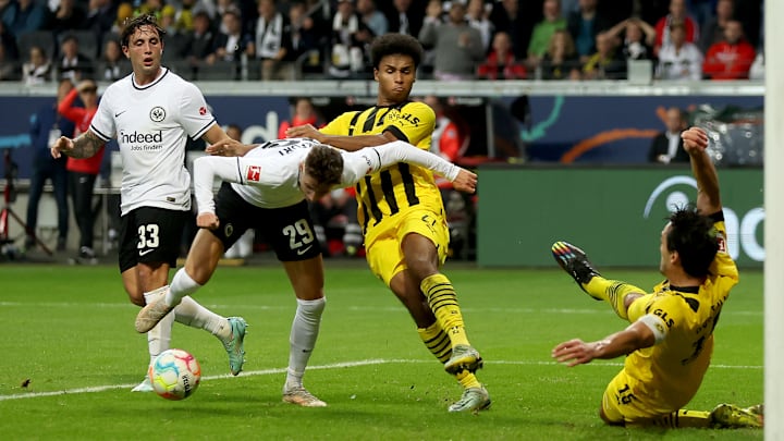 Karim Adeyemi foult Jesper Lindström