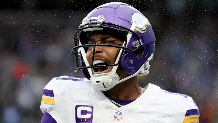 Minnesota Vikings WR Justin Jefferson had an awkward moment at the NFL Honors when his teleprompter broke in the middle of a speech.