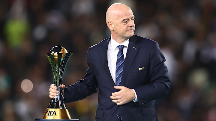 Gianni Infantino mit der Klub-WM-Trophäe