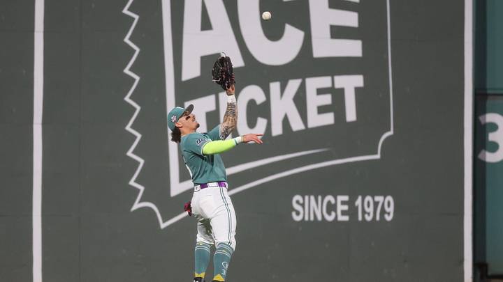 Aug 21, 2026; Boston, Massachusetts, USA; Boston Red Sox left fielder Jarren Duran (16) catches a fly ball during the fourth inning against the San Francisco Giants at Fenway Park. Mandatory Credit: Paul Rutherford-Imagn Images Aug 21, 2026; Boston, Massachusetts, USA; Boston Red Sox left fielder Jarren Duran (16) catches a fly ball during the fourth inning against the San Francisco Giants at Fenway Park. Mandatory Credit: Paul Rutherford-Imagn Images